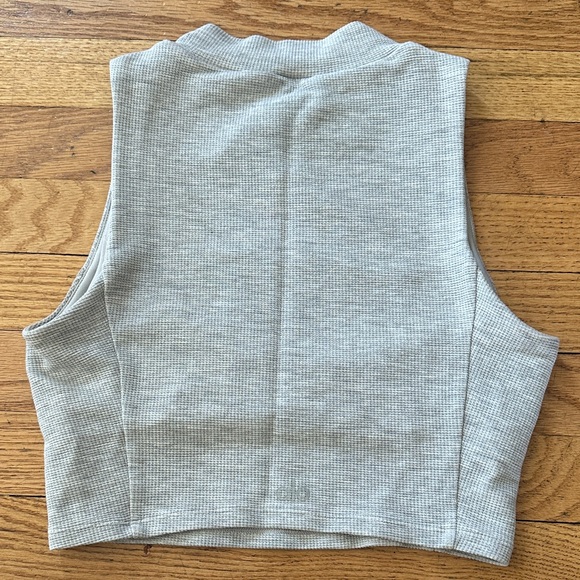 ALO Yoga Gray Sleeveless Ribbed Crop Top - Picture 2 of 3